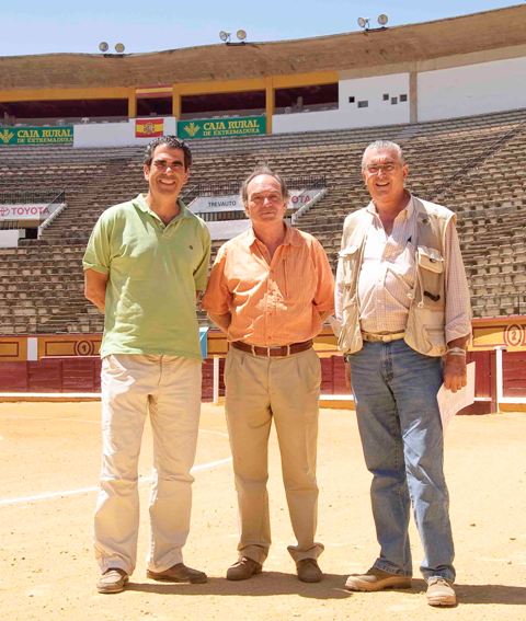 Los veterinarios de la plaza de toros de Badajoz. (FOTO: José María Ballester)