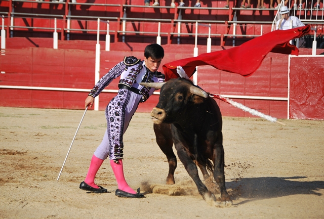 Carlos, rematando con el de pecho una tanda.