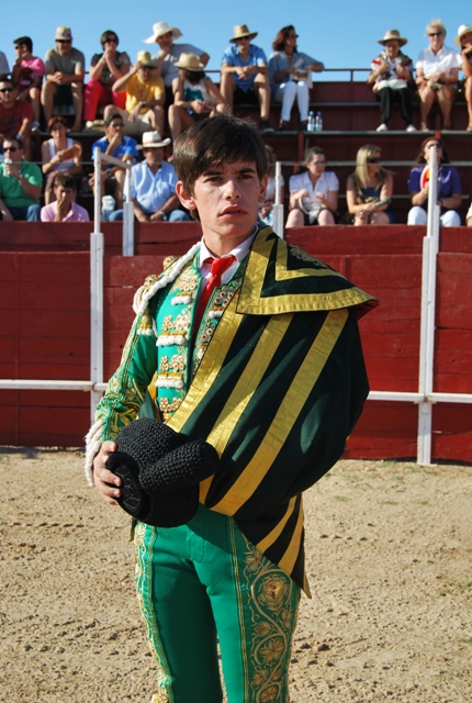 Alberto Blanco liado en el capote de paseo.