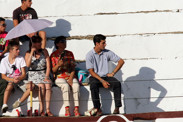 El novillero El Chorlo, valiente en el sol.