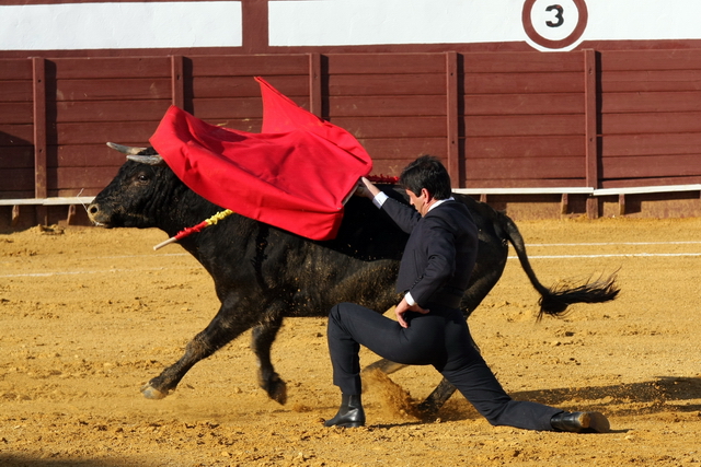 Barrera, dando un pase de pecho rodilla en tierra (FOTO: Gallardo)