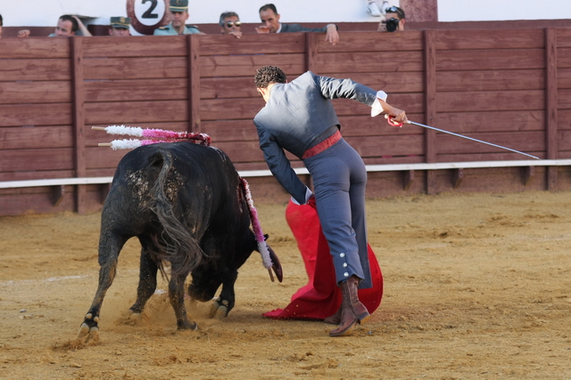 Epilogó la faena con gusto por bajo. 