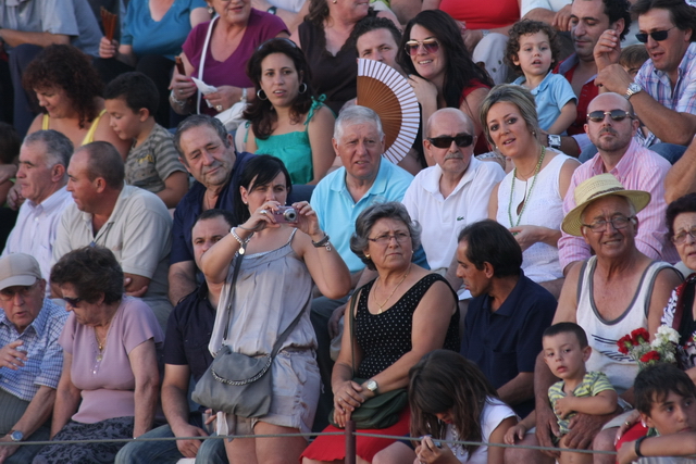 Emilio Rebollo y Juan Pérerz, mirando a la fotógrafa