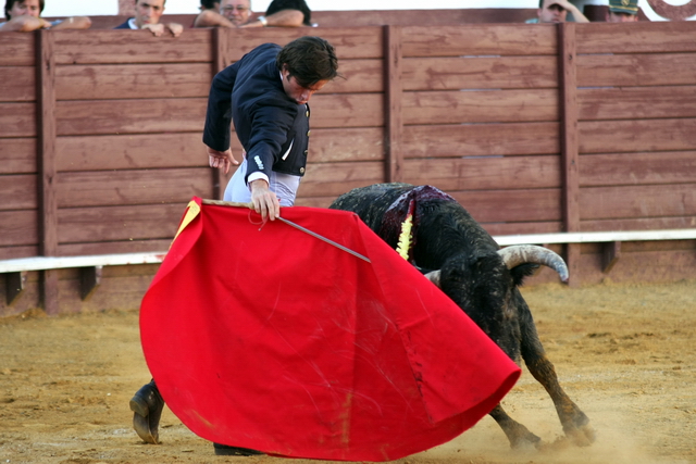 Canales Rivera templando la embestida de su eral. (FOTO: Gallardo)