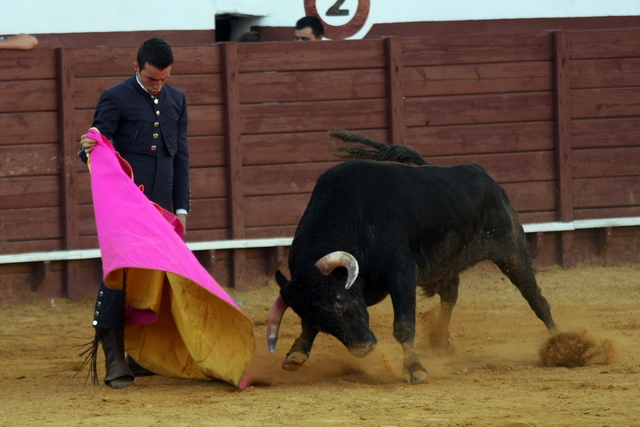 El Pilo, a pies juntos, lanceando a la verónica.