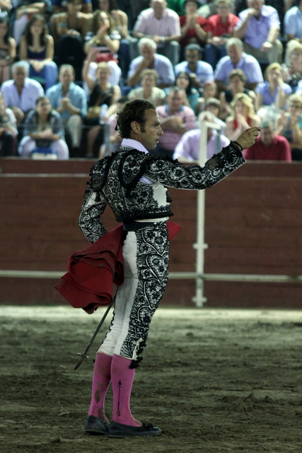 Roberto Gallardo saludando a la afición que pobló las gradas. (FOTO: Gallardo)