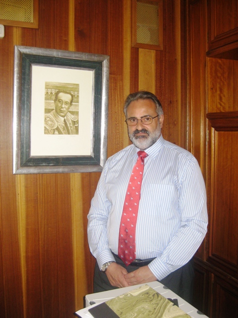Felipe Albarrán junto a un retrato de Curro. (FOTO: José García)