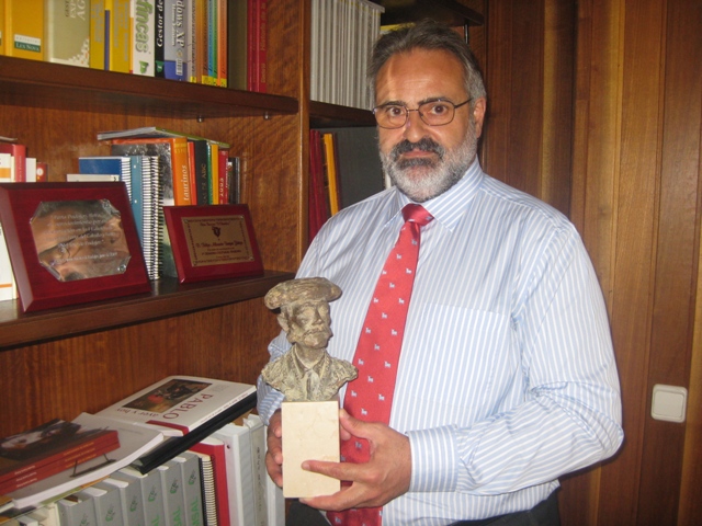 Felipe Albarrán mostrando orgulloso el trofeo Elegancia. (FOTO: José García)