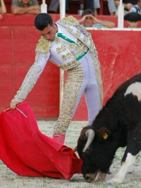 El Pilo toreando en Manchita cuando pertenecía a la Escuela Taurina de Badajoz. (FOTO: José Ledesma)