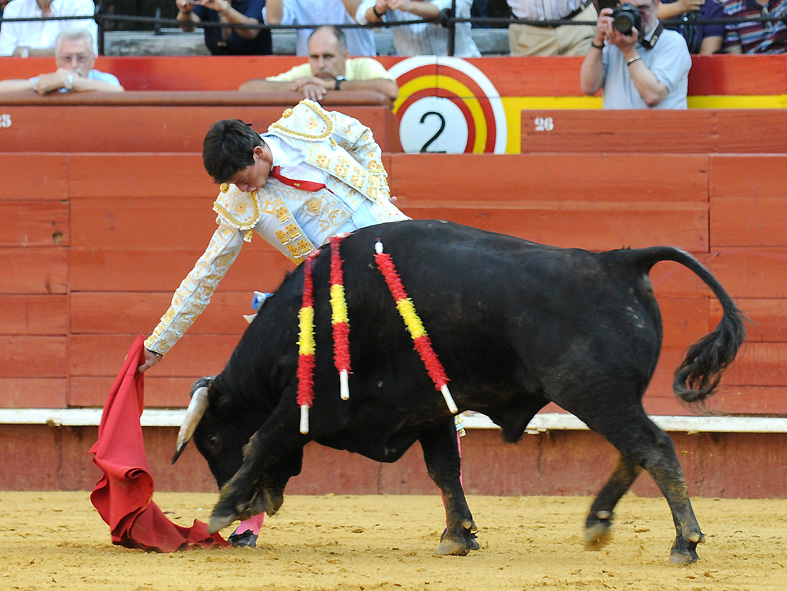 Mando y firmeza en el muletazo con la diestra. (FOTO: Francisco J. Ferrís)