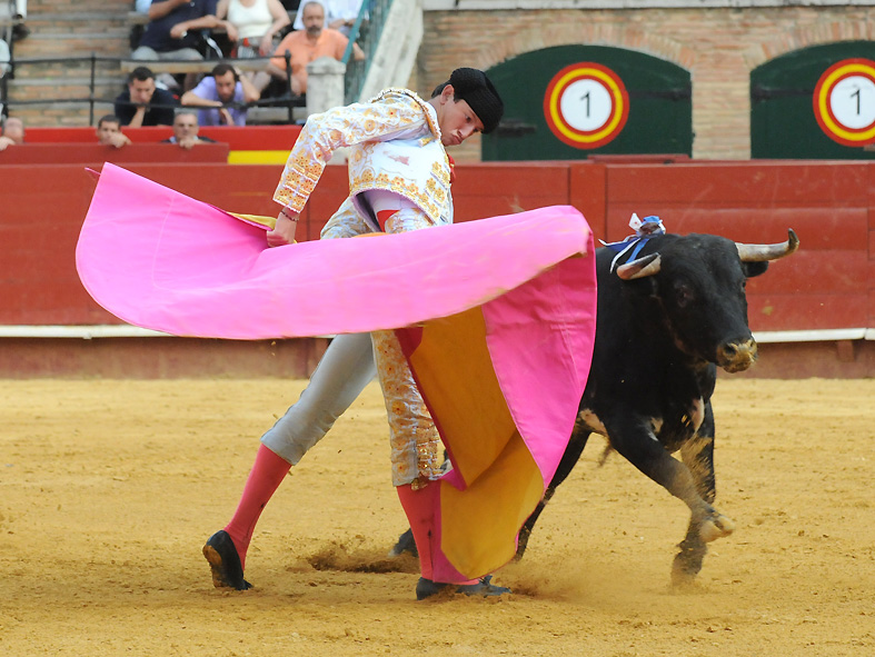 La revolera al viento para rematar la serie de verónicas. (FOTO:Francisco J. Ferrís)