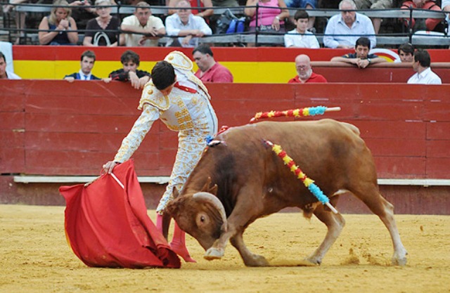 La cintura rota cincela un nuevo muletazo. (FOTO: Burladero.com)
