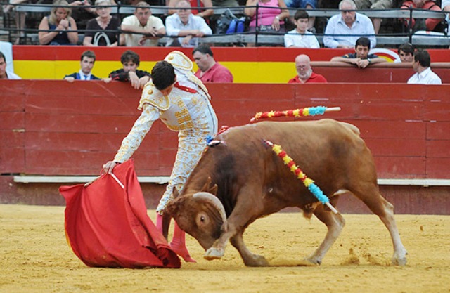 La cintura rota cincela un nuevo muletazo. (FOTO: Burladero.com)