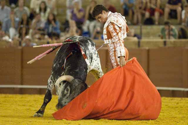 Rafael Cerro gustándose anoche en La Maestranza. (FOTO: Matito)