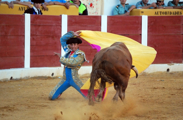 Rafael, en el tercio, recibiendo a su oponente con una larga cambiada. (FOTO:Fco. Javier Campos)