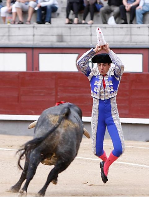 Fernando González clavando palos a un'saltillo'. (FOTO: Las-Ventas.com)