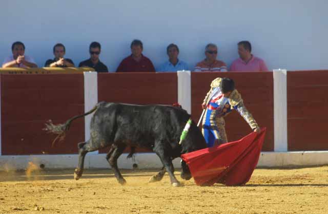 Carlos María, embarcando la embestida del eral de Píriz. (FOTO:Antonio J. Pérez)
