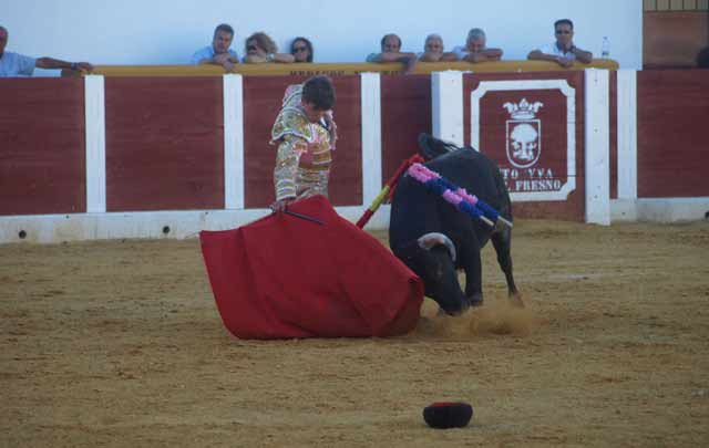 Con la derecha, interpretando el toreo en redondo.