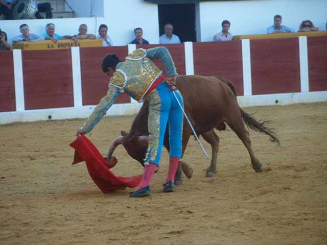 Por uno y otro pitón bajó la mano y embebió las embestidas.