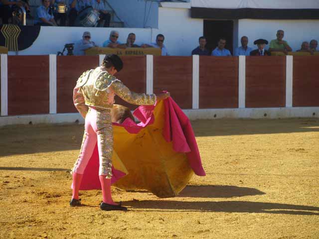 Álvaro Montalvo parando a su primero. (FOTO:Antonio J. Pérez)