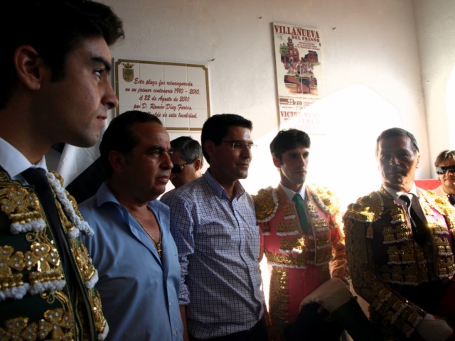 Perera, el empresario Joaquín Domínguez, Ramón Díaz, alcalde de Villanueva, Talavante y Victor Mendes.