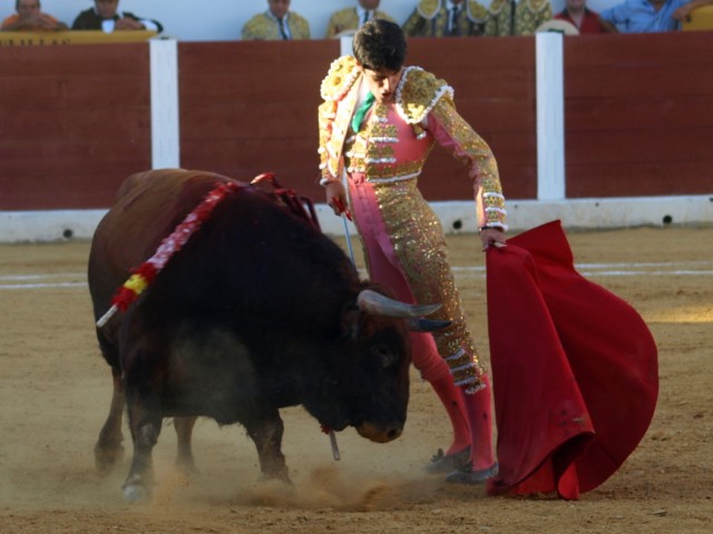 El remate, con desdén, sobre la cadera.