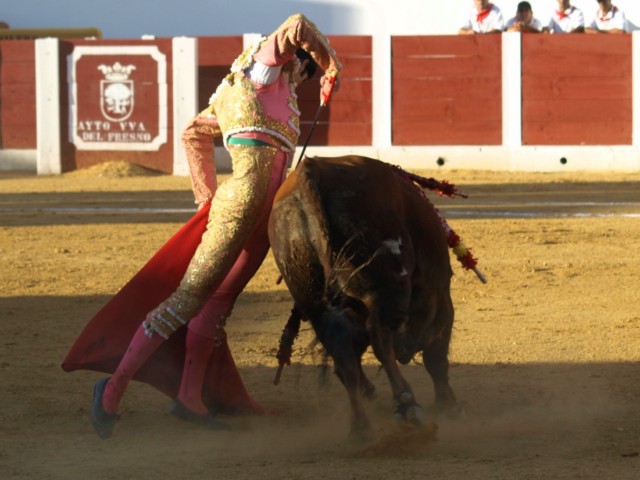 Otro remate, torero, pinturero, de los de cartel de toro.