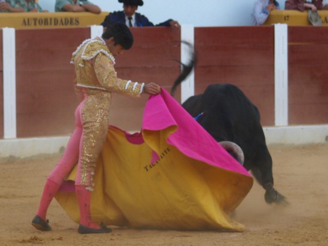 El capote de Talavante enseña el camino a la embestida.