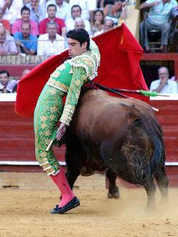 Perera ejecutando, esta tarde en Huelva, su pase más característico. (FOTO: TorosComunicación)