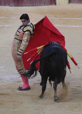 Perera en Málaga dando un pase cambiado por la espalda. (FOTO:Hugo Cortés/Burladero.com) 