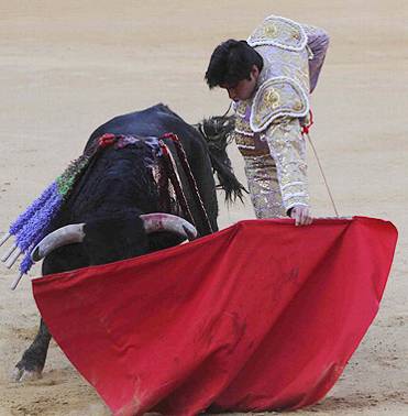 Derechazo de Perera con los pitones del toro de El Vellosino por encima del palillo. (FOTO: Hugo Cortés/Burladero.com)