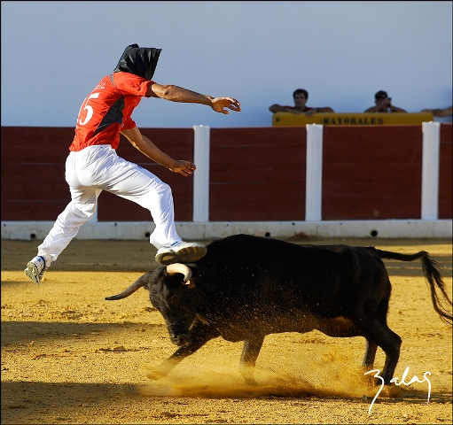 Más difícil todavía, salto con capucha.