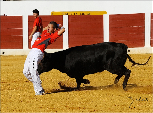 Jose, jugándose el tipo en un arriesgado escorzo.