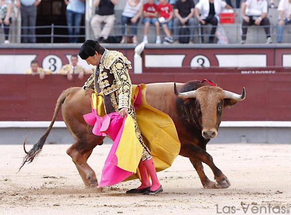 Ajuste en la chicuelina, ceñida...(FOTO:Juan Pelegrín/Las-Ventas.com)