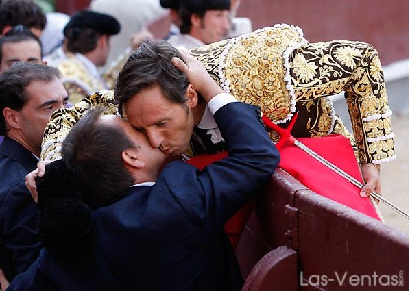 Los esfuerzos y desvelos recompensados en un brindis. (FOTO:Juan Pelegrín/Las-Ventas.com)