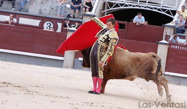 Disposición y compromiso en el pase cambiado. (FOTO:Juan Pelegrín/Las-Ventas.com)