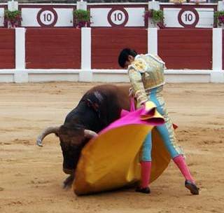 Talavante, en Gijón, rematando una serie de verónicas. (FOTO:COMUNICATUARO/Burladero.com)