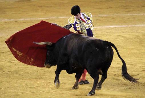 Manoletinas de Talavante al sexto en 'La Malagueta'. (FOTO:Hugo Cortés/Burladero.com) 