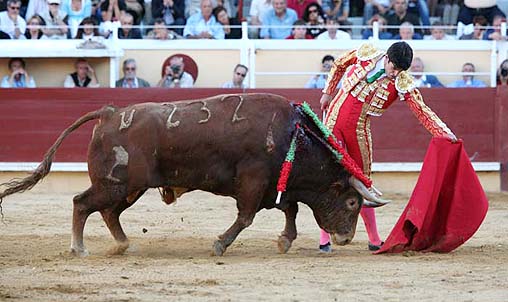 Talavante toreando al natural en Bayona. (FOTO: Roger Martín/Burladero.com)