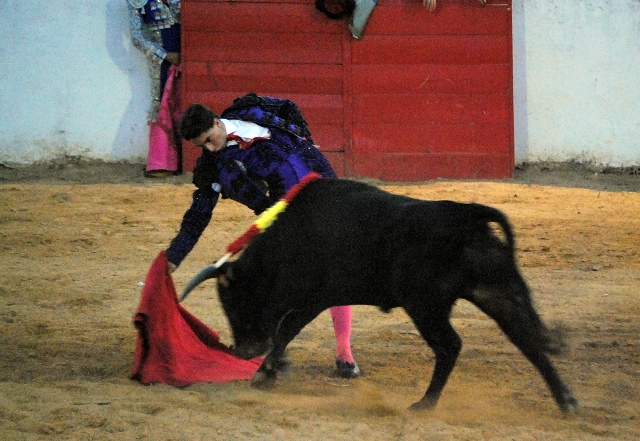 Juan Ángel bajando mucho la mano en el derechazo.