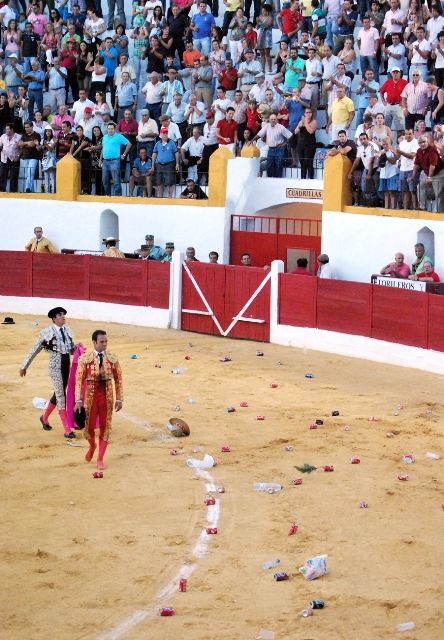 Una imagen dantesca, el torero apesadumbrado dando la vuelta entre latas de refresco. (FOTO:Fco. Javier Campos)