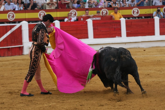 Alcalareño enseñando el camino.