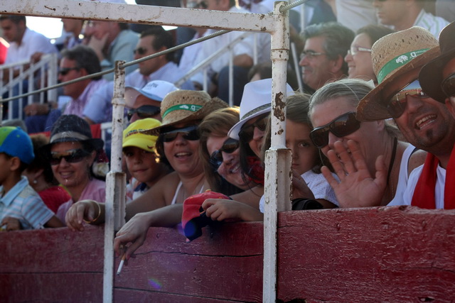 La afición de Guadiana encantados con la presencia de Badajoz Taurina en su plaza. (FOTO:Gallardo)