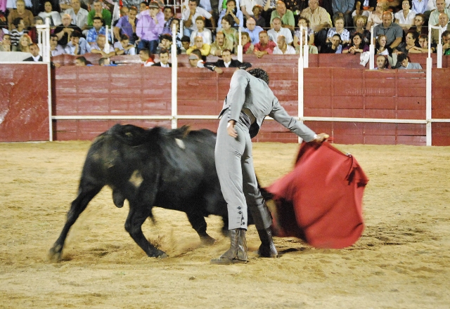 Con la derecha mandó y llevó largo a su antagonista.