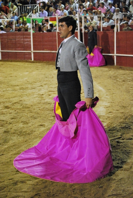 Fernando González esperando la salida del novillo que debía lidiar Tomás Angulo.