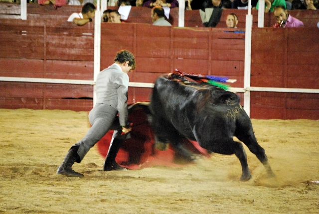 Doblándose de inicio para domeñar la embestida.