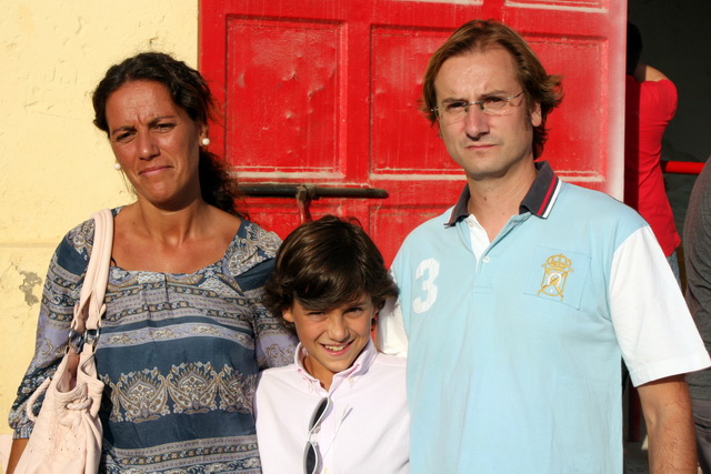 El banderillero Ismael Jiménez con su mujer e hijo.