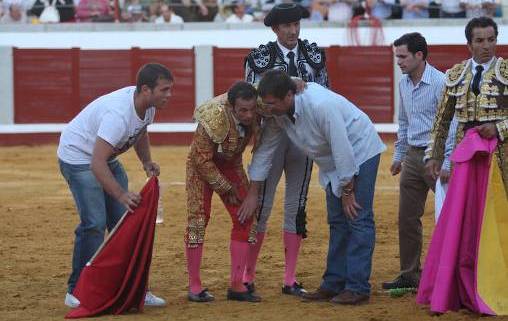 Rui Bento Vasques atiende a Ferrera en el momento de la cogida. (FOTO:Antonio Luque/Burladero.com)