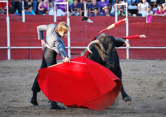 El denominador común de la tarde: embestidas bruscas a base de chocones. (FOTO: Fco. Javier Campos)