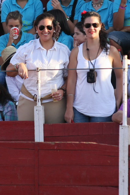 Las mujeres dan colorido a la fiesta, y cuando son tan guapas mucho más. (FOTO:Gallardo)